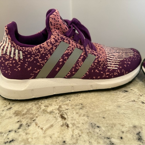 Adidas Women’s SwiftRuns - Picture 5 of 9